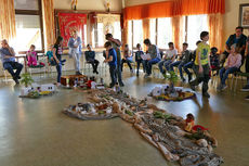 Kinderkarfreitagsliturgie im Gemeindezentrum (Foto: Karl-Franz Thiede)